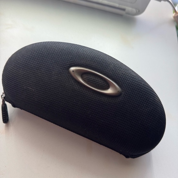 Oakley Black and Silver Sunglasses Case - Picture 1 of 4